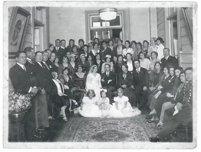 Retrato grupal de novios e invitados