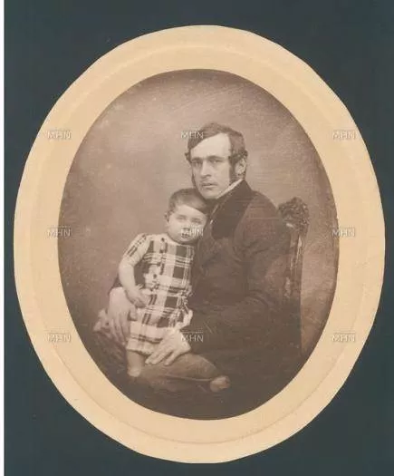 Retrato masculino con niño en brazos