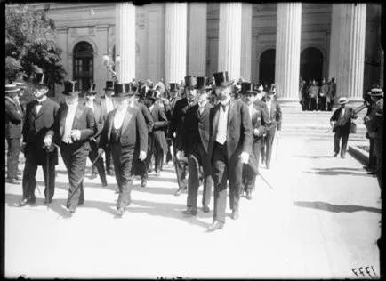 Ramón Barros Luco y otros políticos saliendo del Congreso Nacional