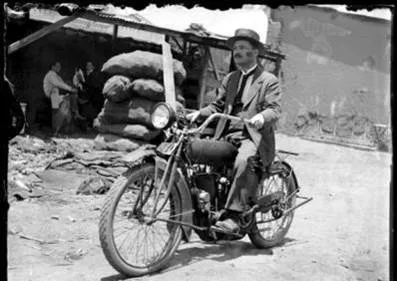 Retrato masculino en motocicleta