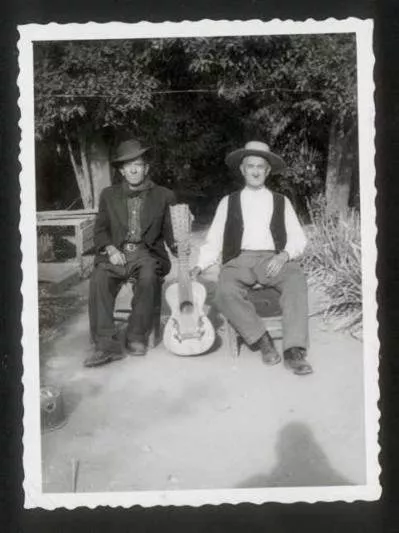 Retrato de dos campesinos junto a un guitarrón