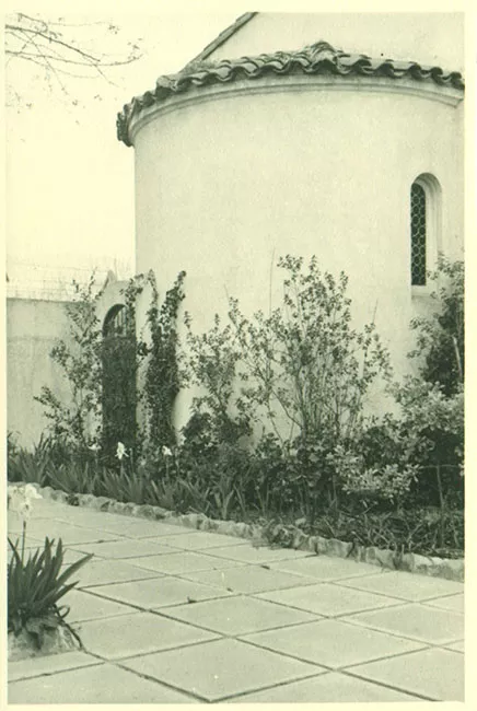 Edificio con jardín