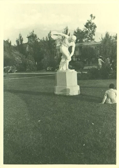 Jardín con escultura