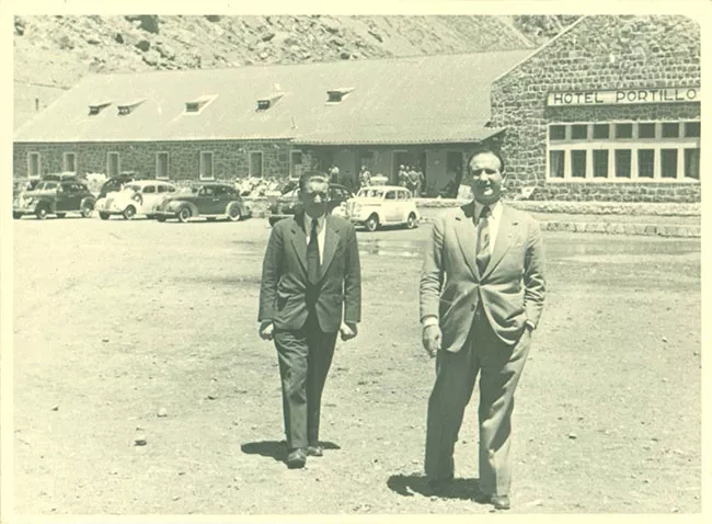 Retrato de Hernán Garcés Silva junto a un hombre