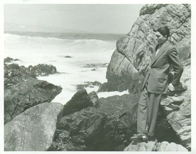 Hombre junto al mar