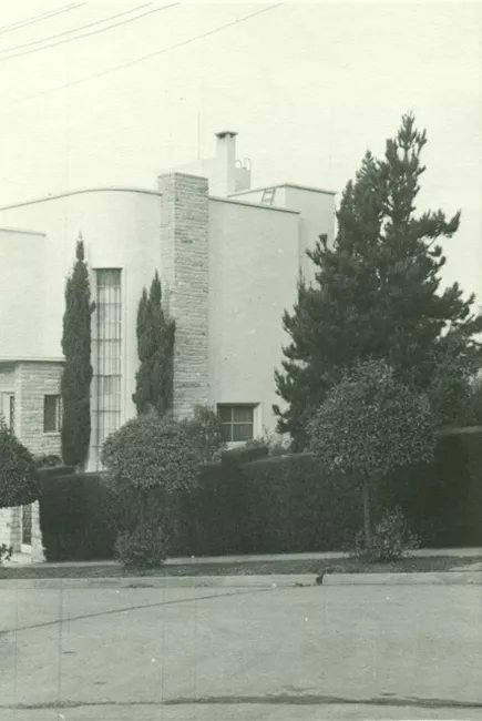 Edificio con jardín