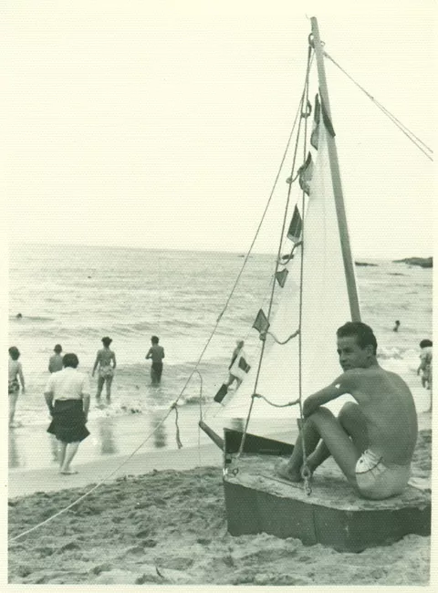 Retrato de hombre sobre pequeña embarcación