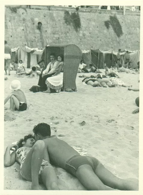 Una pareja recostada en playa