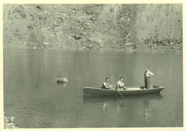Retrato de tres hombres en embarcación