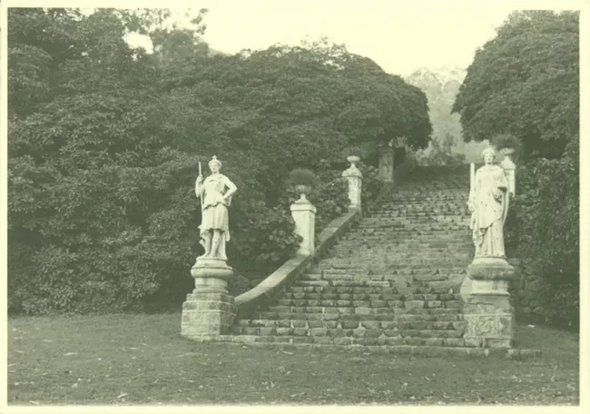 Jardín con esculturas