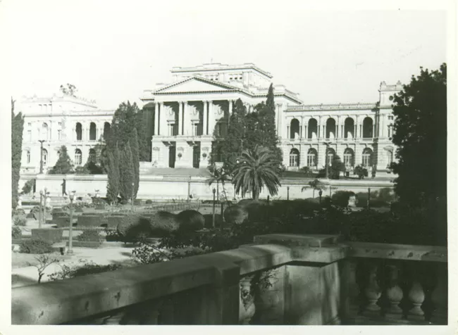 Palacio con un jardìn