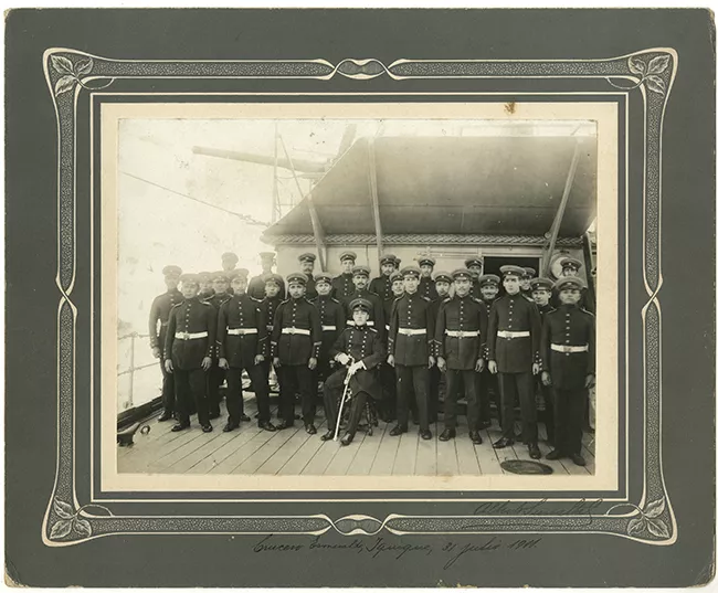 Retrato en grupo de marinos en buque crucero Esmeralda.