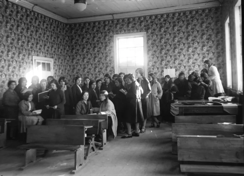 Alumnas normalistas en sala de clases