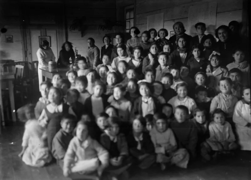 Niñas y niños en sala de clases