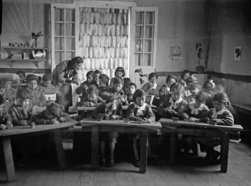 Niñas, niños y profesora en sala de clases