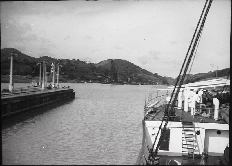 Paisaje de muelle en el Canal de Panamá