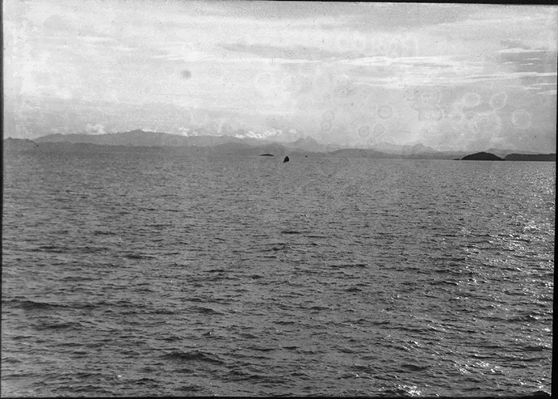 Paisaje marino con costa