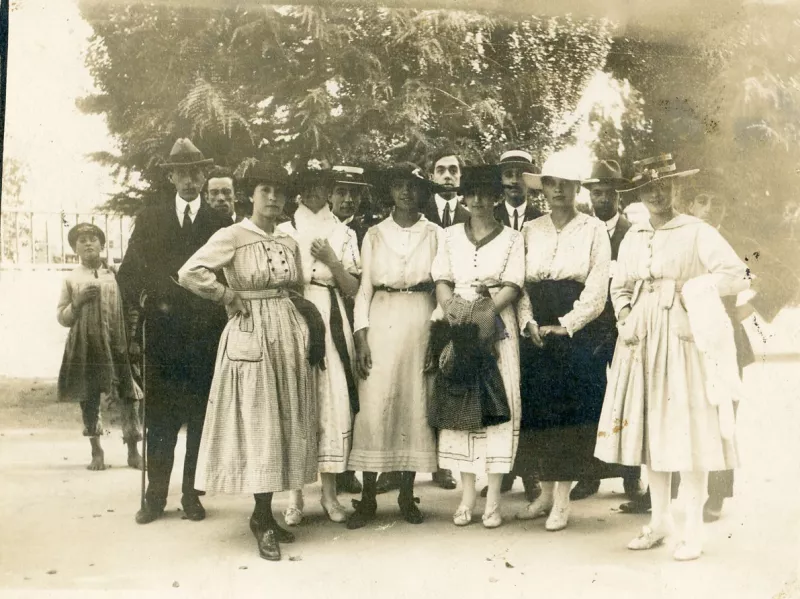 Retrato de hombres y mujeres, Constitución