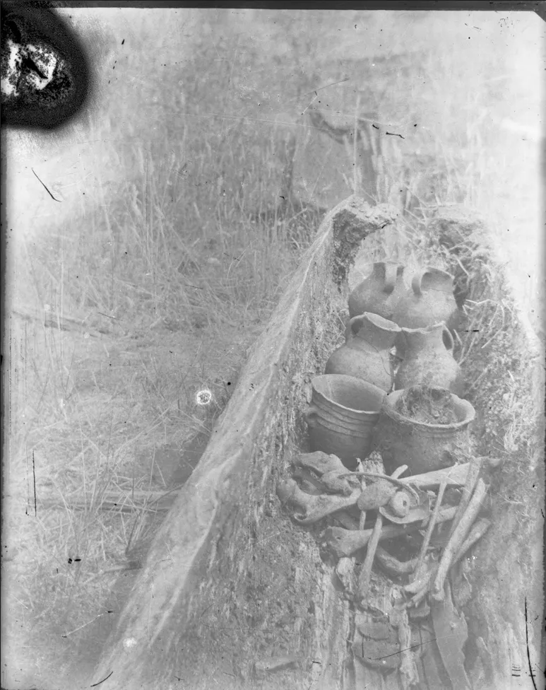 Wampo funerario Mapuche en contexto arqueológico con ofrendas. Pre-1915