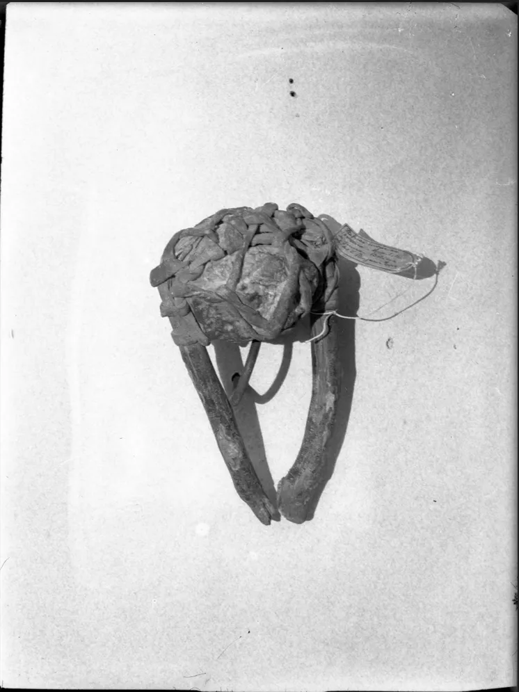 Martillo lítico. Dice: "Martillo de guerra, época Inca, Bolivia. Obsequio señor Benjamín Toro".