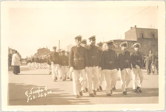 Personas de uniforme desfilando