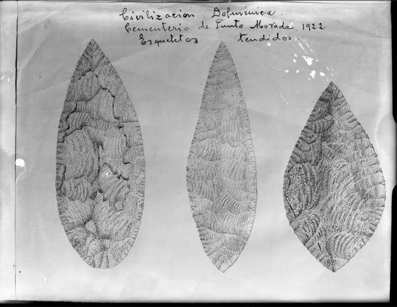 Dibujo de puntas o cuchillos taltaloides. Dice: Civilización Dolménica. Cementerio de Punta Morada 1922. Esqueletos tendidos.