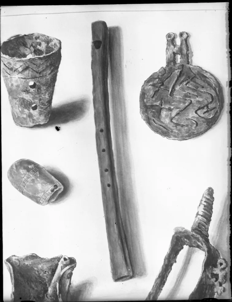 Dibujo de artefactos metálicos y flauta de hueso