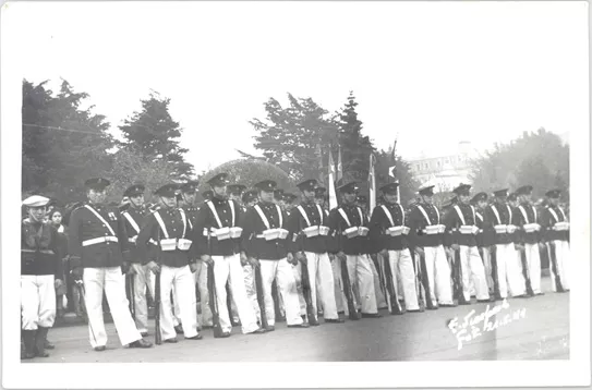 Uniformados en la plaza