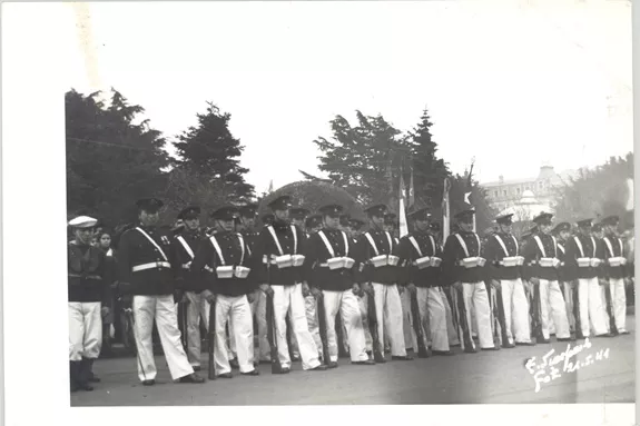 Uniformados en la plaza