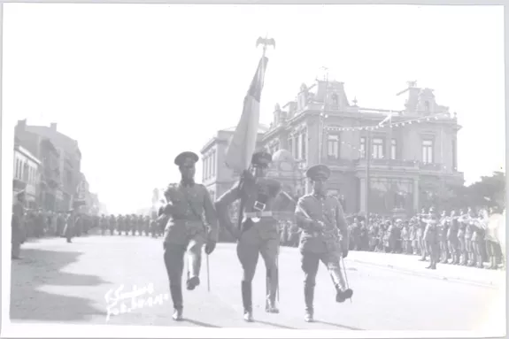 Abanderado militar y sus escoltas