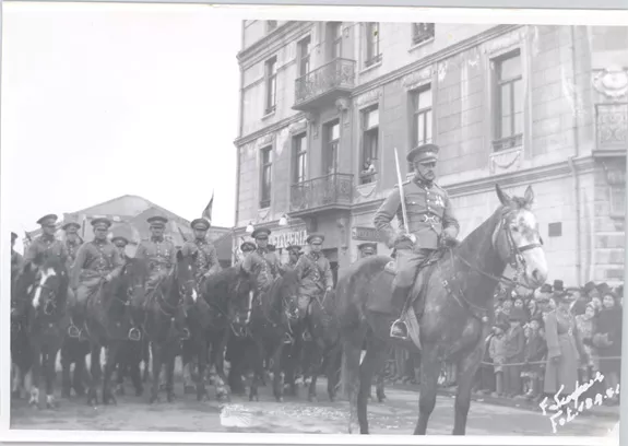 Militares sobre los caballos