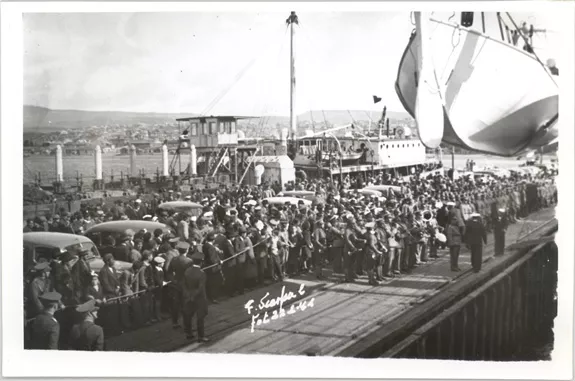 Gentío en el muelle
