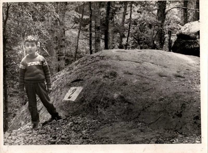 Niño en un sitio arqueológico