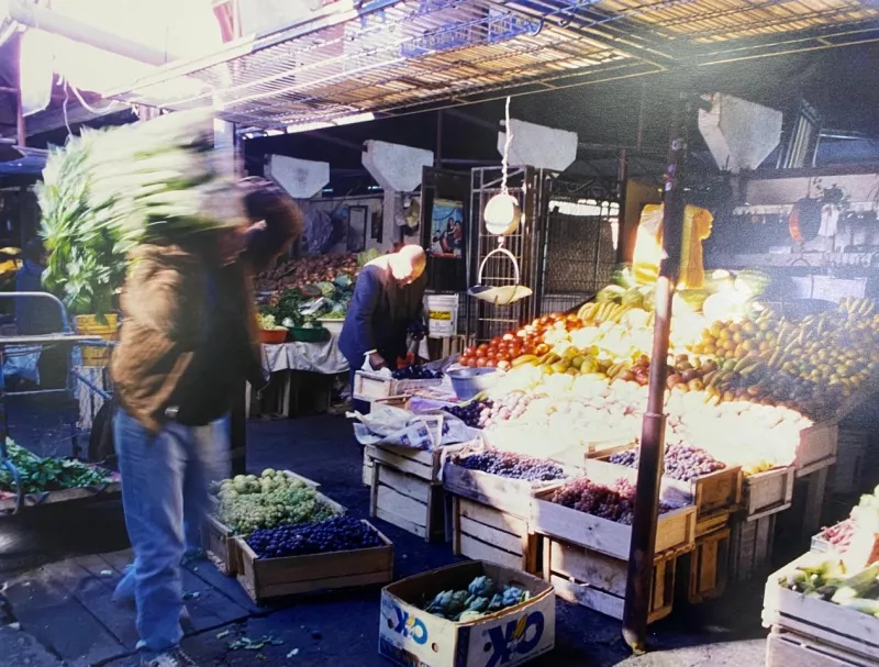 Local de frutas en el Mercado Central de Talca