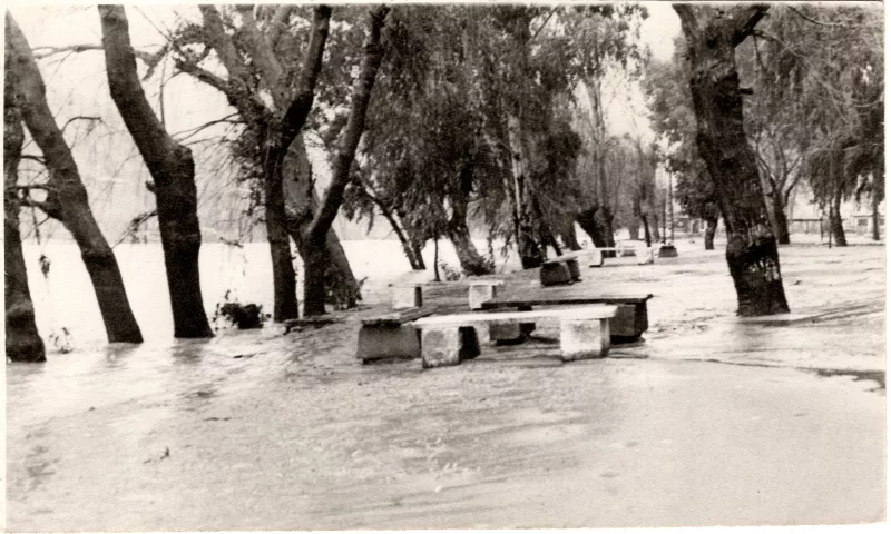 Bancas del Balneario Municipal Río Claro