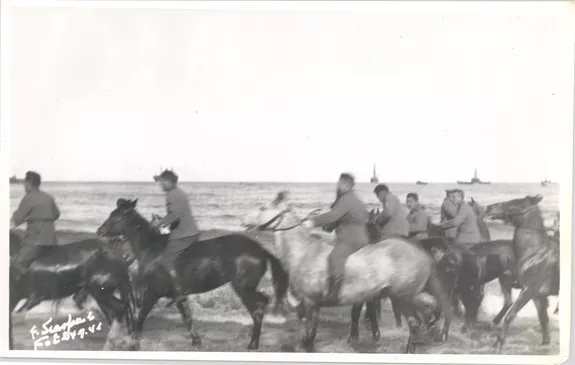 Militares galopando