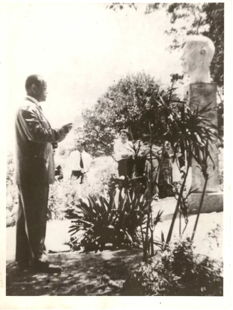 Manuel Francisco Mesa Seco frente a monumento de González Bastías