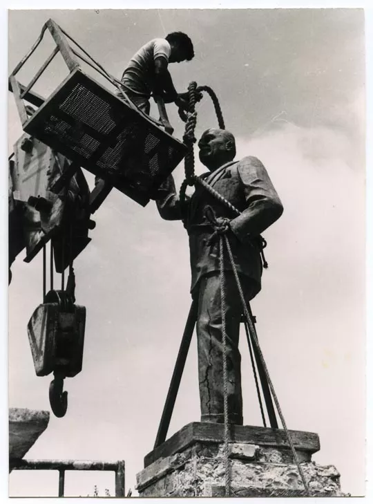 Carga del monumento de Gabriel González Videla en La Serena, 1986