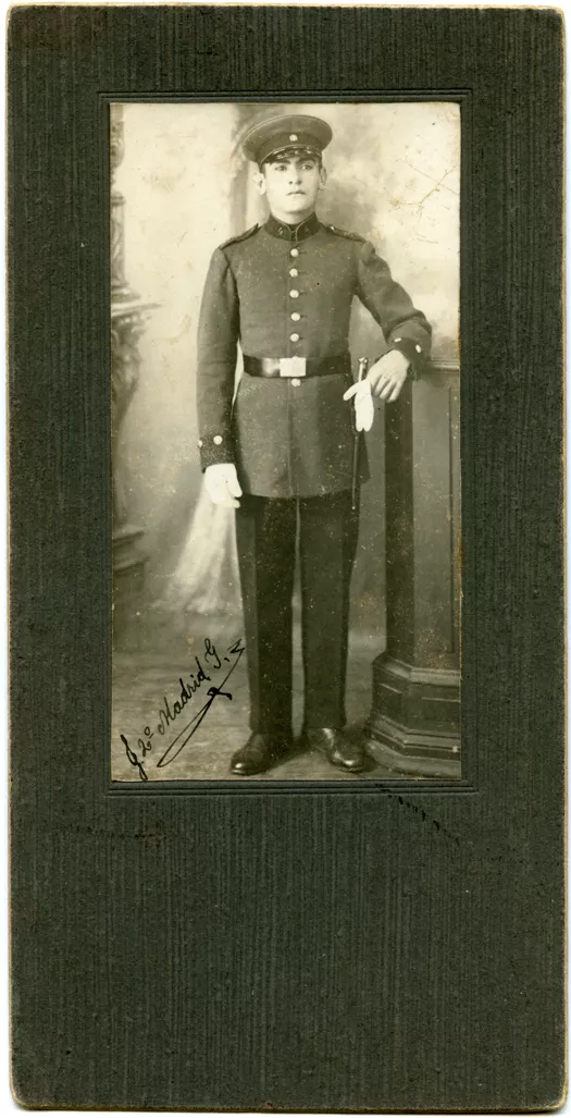 Retrato de hombre con uniforme militar