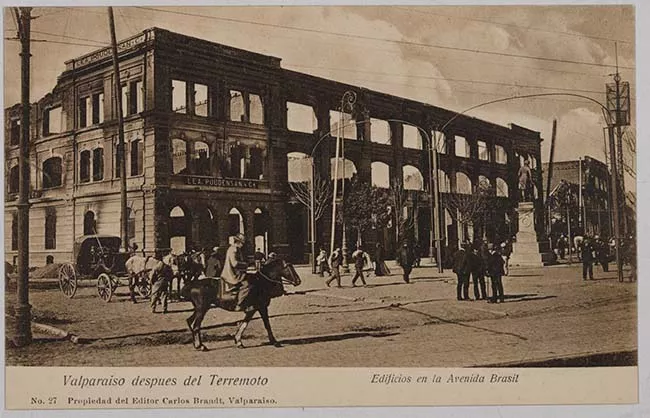 Valparaíso después del terremoto - Edificios en la Avenida Brasil
