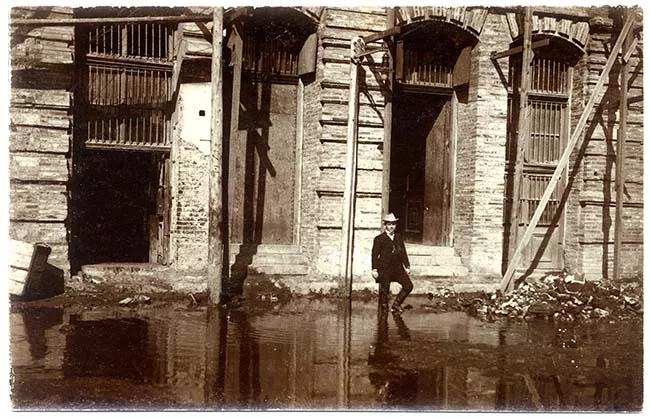 Hombre sobre ruinas del terremoto de Valparaíso