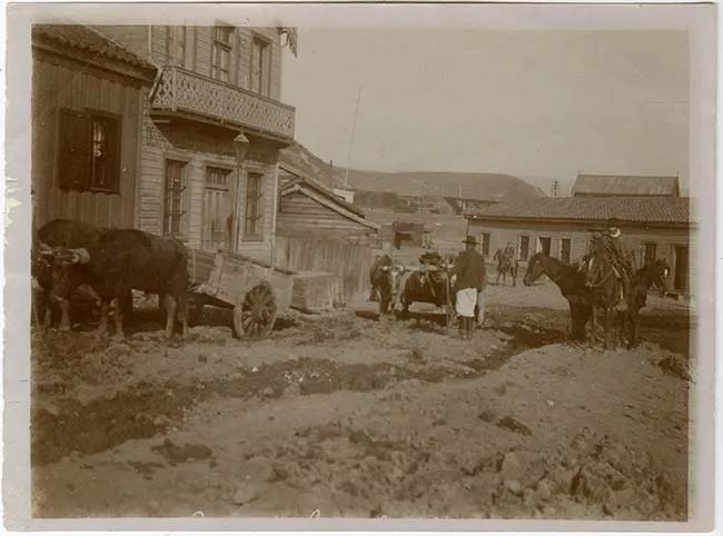 Paisaje rural con trabajadores y animales de carga