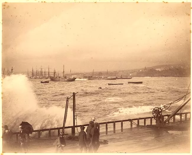 Paisaje marítimo en puerto de Valparaíso