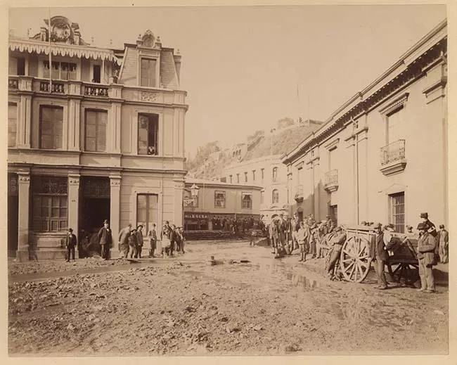 Grupo de personas en paisaje semiurbano