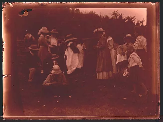 Grupo de personas en paisaje natural
