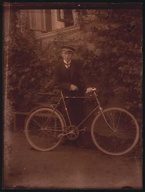 Retrato de uniformado con bicicleta