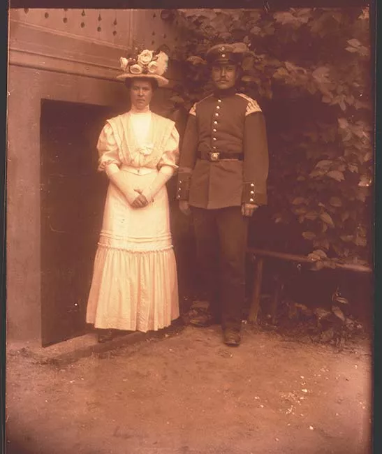 Retrato de hombre uniformado y mujer