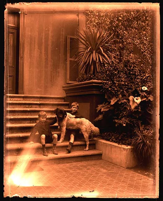 Dos niños con perro