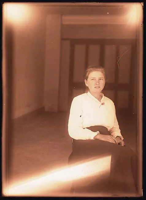 Retrato de mujer sentada