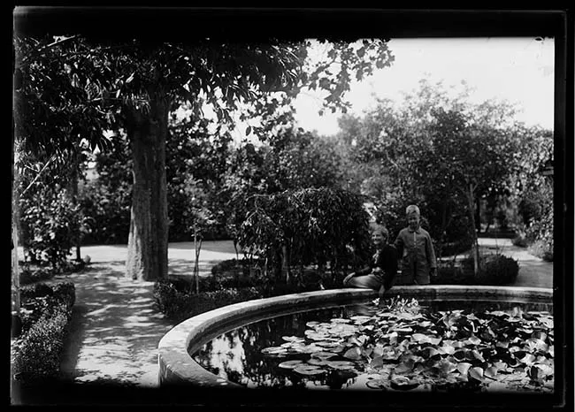 Retrato de dos niños en jardín